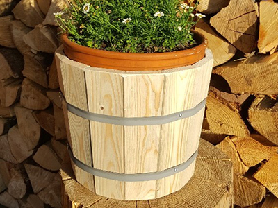 zahradní květináč ve tvaru koš na dřevo